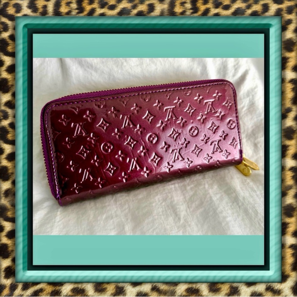 👑✅PRICE FIRM✅ Stylish Purple Large Zip around Wallet. NWOT